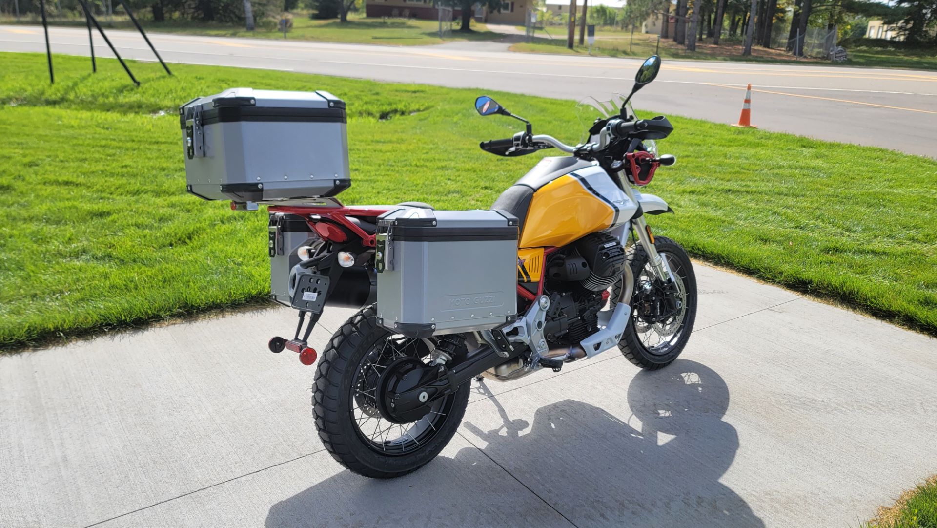 2022 Moto Guzzi V85 TT Adventure in Forest Lake, Minnesota - Photo 10