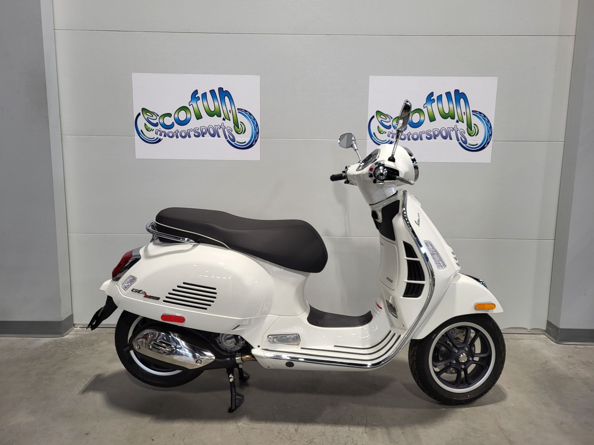 2024 Vespa GTS Super 300 in Forest Lake, Minnesota - Photo 5