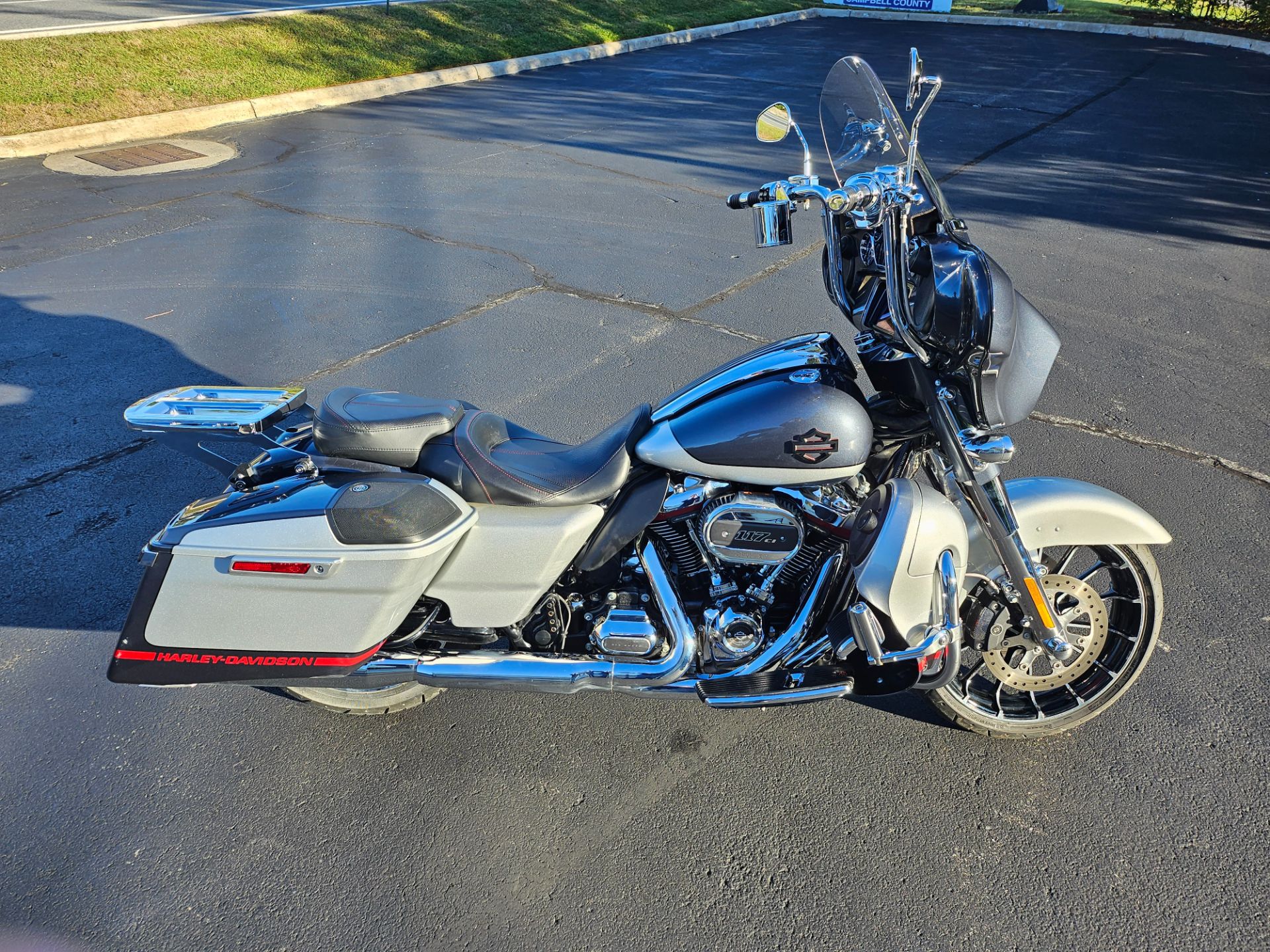2019 Harley-Davidson CVO™ Street Glide® in Lynchburg, Virginia - Photo 9