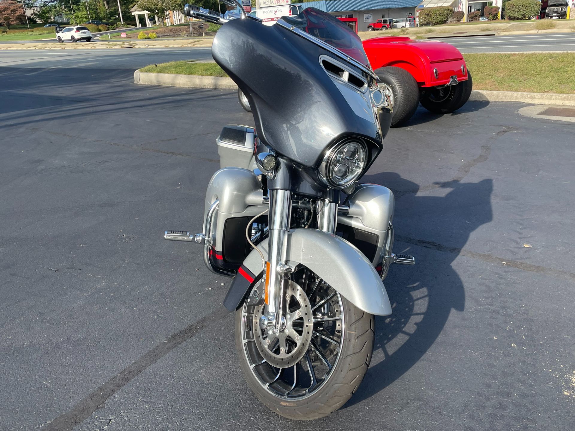 2019 Harley-Davidson CVO™ Street Glide® in Lynchburg, Virginia - Photo 3