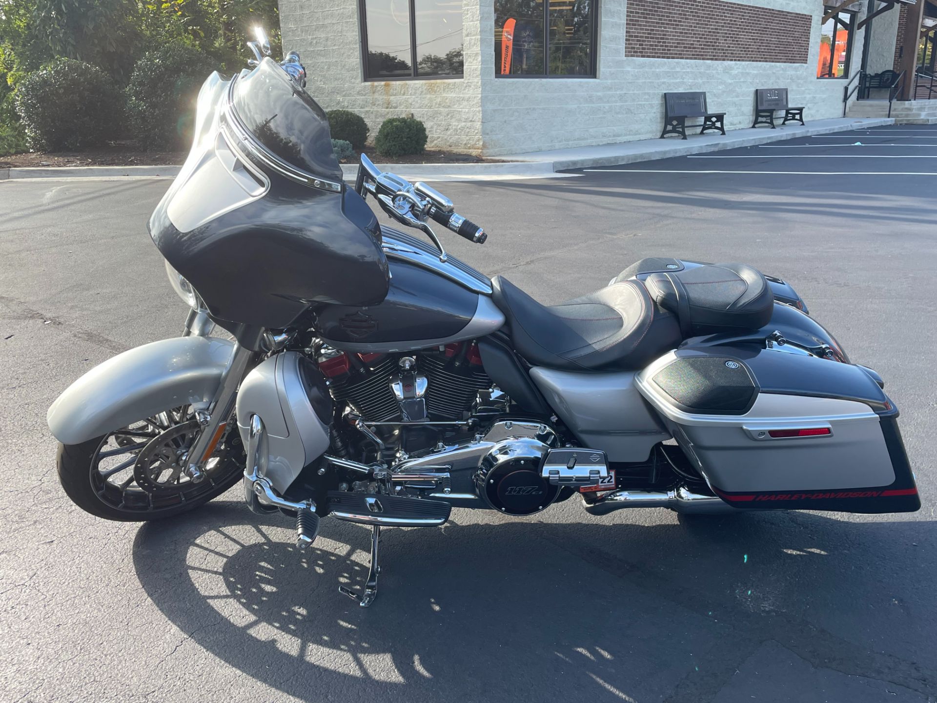 2019 Harley-Davidson CVO™ Street Glide® in Lynchburg, Virginia - Photo 5
