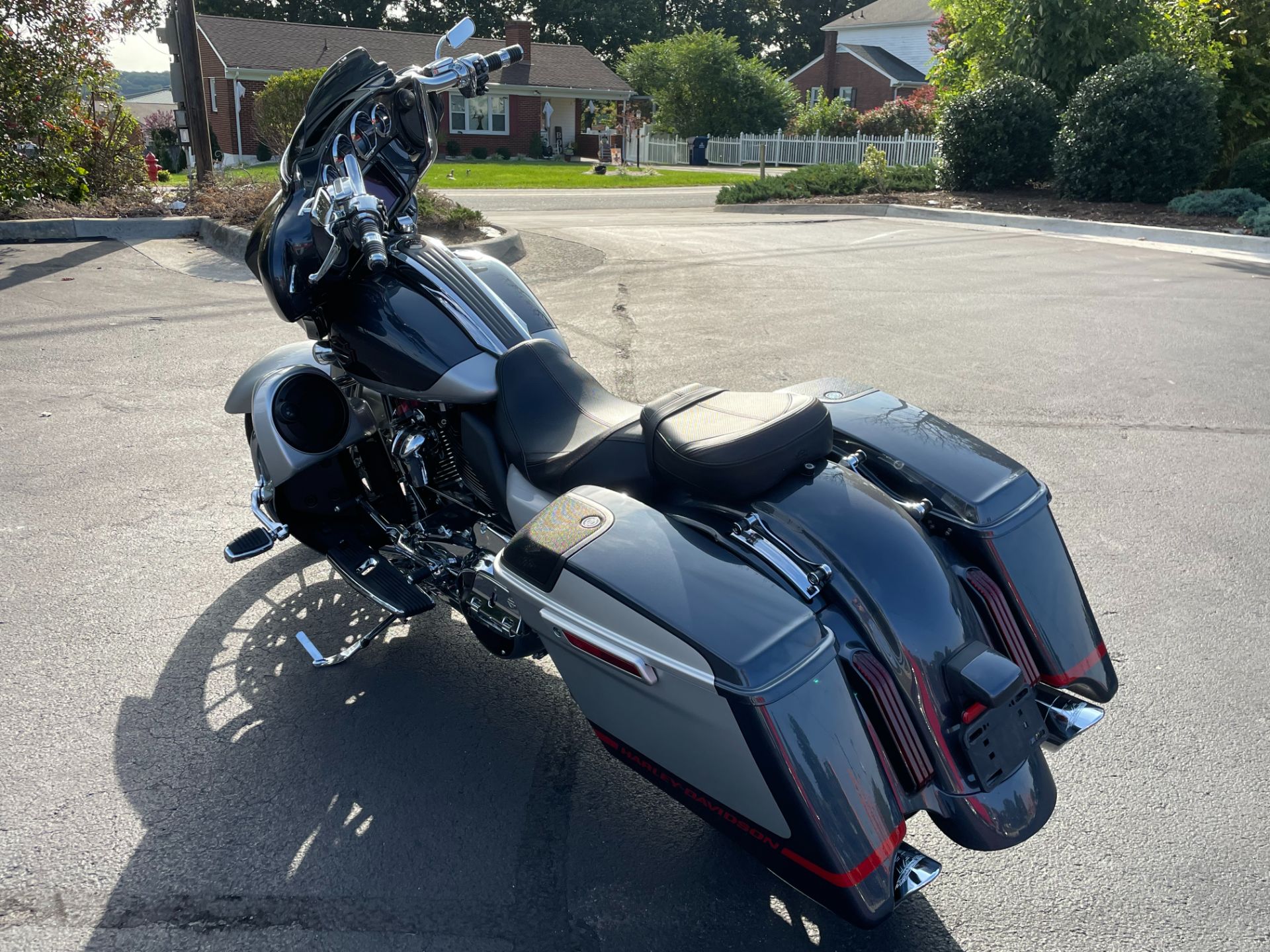 2019 Harley-Davidson CVO™ Street Glide® in Lynchburg, Virginia - Photo 6