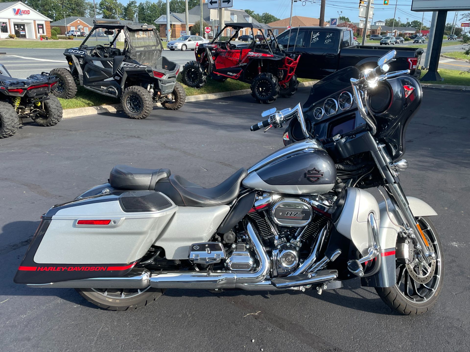 2019 Harley-Davidson CVO™ Street Glide® in Lynchburg, Virginia - Photo 9