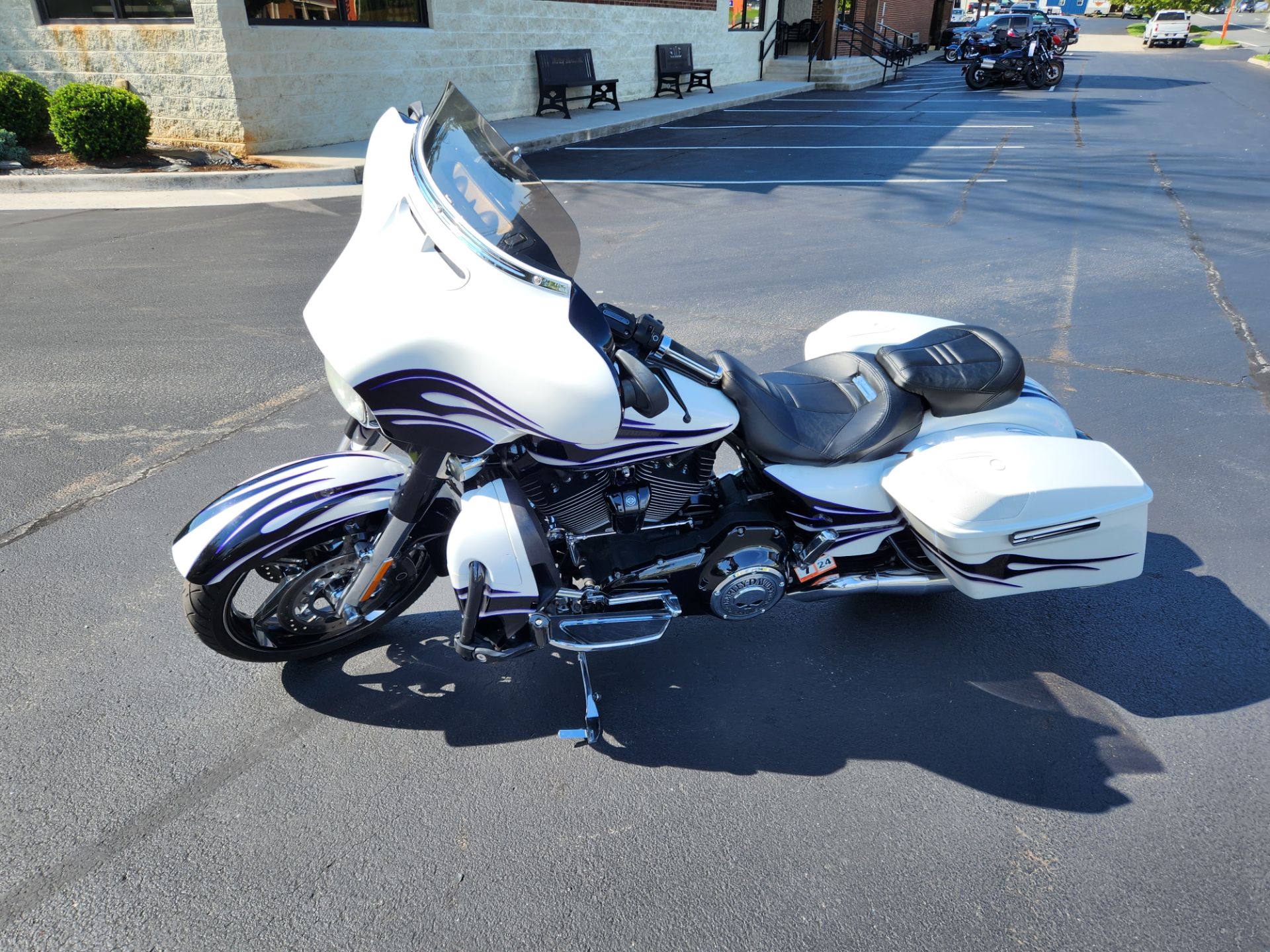 2016 Harley-Davidson CVO™ Street Glide® in Lynchburg, Virginia - Photo 5