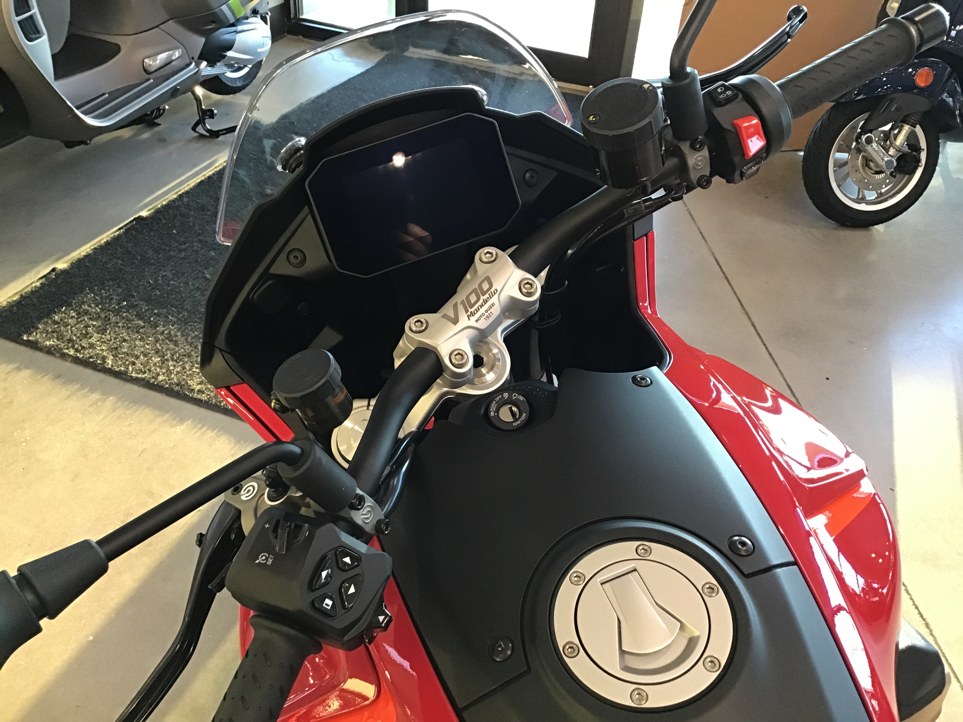 2023 Moto Guzzi V100 Mandello in West Chester, Pennsylvania - Photo 8