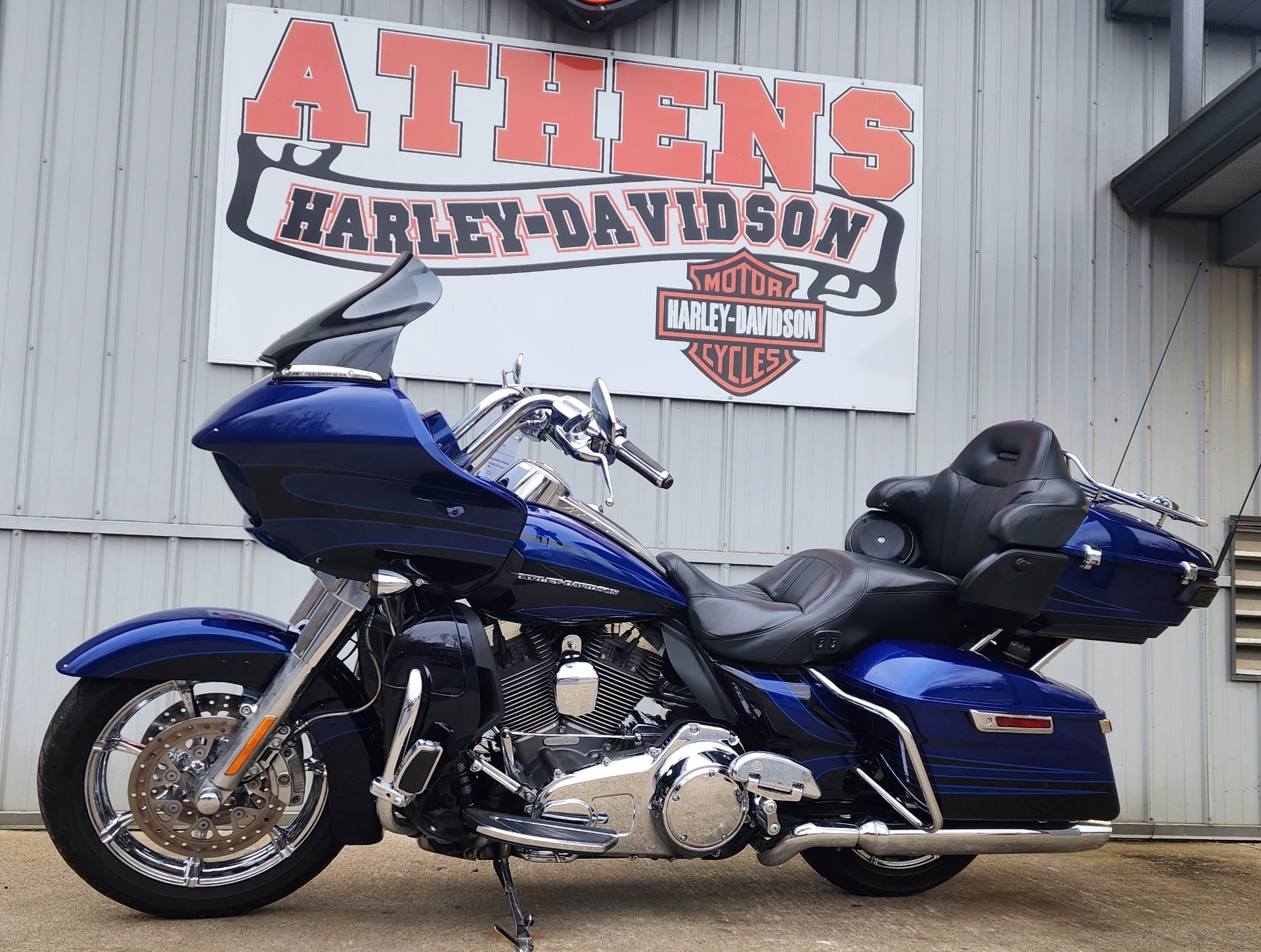 2015 Harley-Davidson CVO™ Road Glide® Ultra in Athens, Ohio - Photo 2