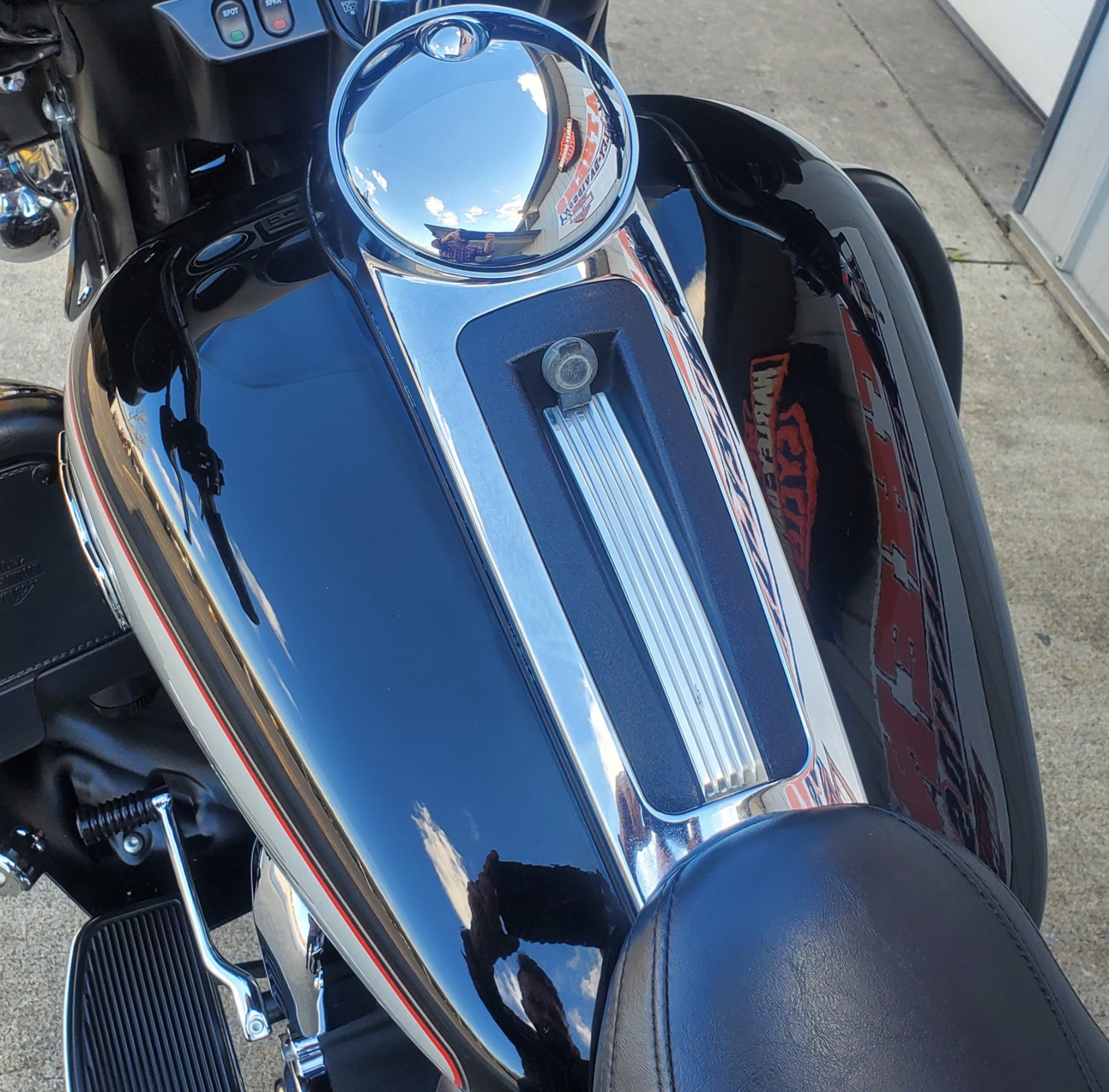 2010 Harley-Davidson Ultra Classic® Electra Glide® in Athens, Ohio - Photo 5