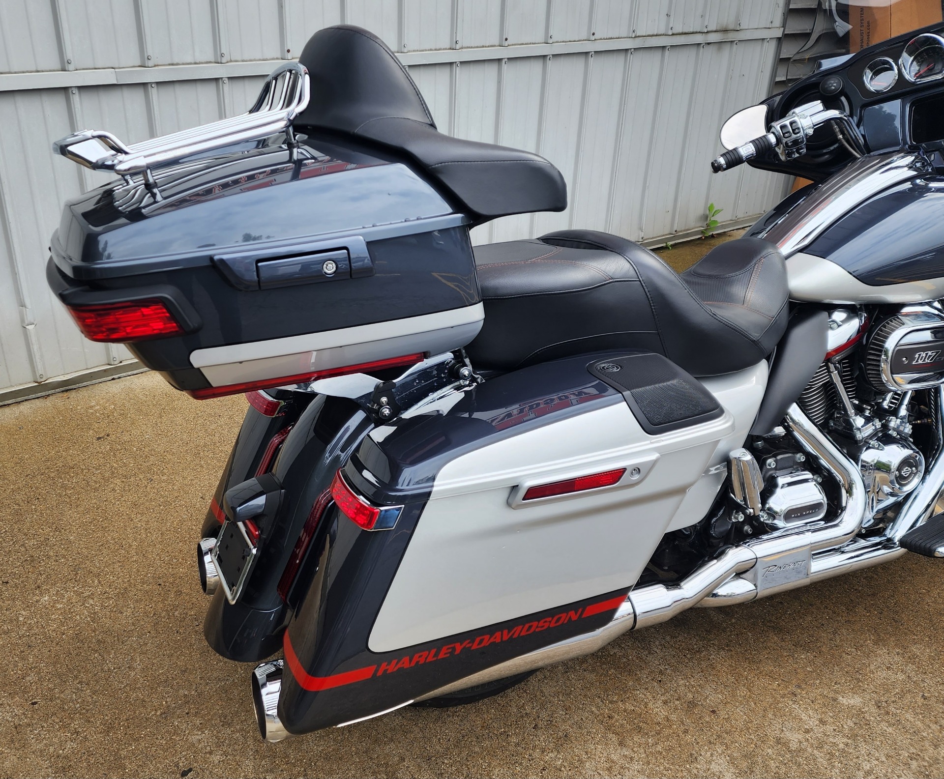 2019 Harley-Davidson CVO™ Street Glide® in Athens, Ohio - Photo 11
