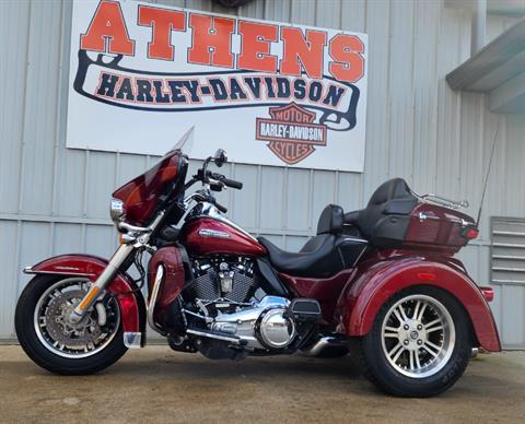 2017 Harley-Davidson Tri Glide® Ultra in Athens, Ohio - Photo 2