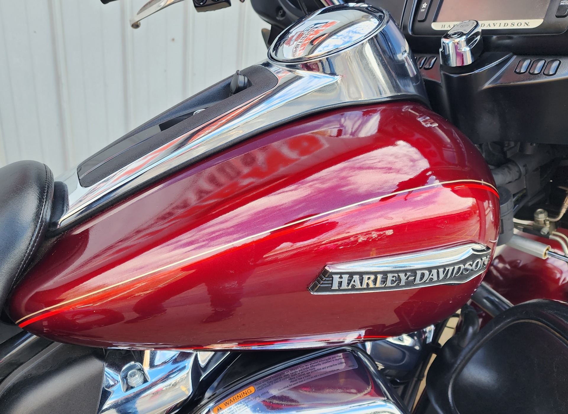 2017 Harley-Davidson Tri Glide® Ultra in Athens, Ohio - Photo 6