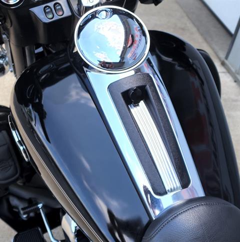 2013 Harley-Davidson Ultra Classic® Electra Glide® in Athens, Ohio - Photo 5