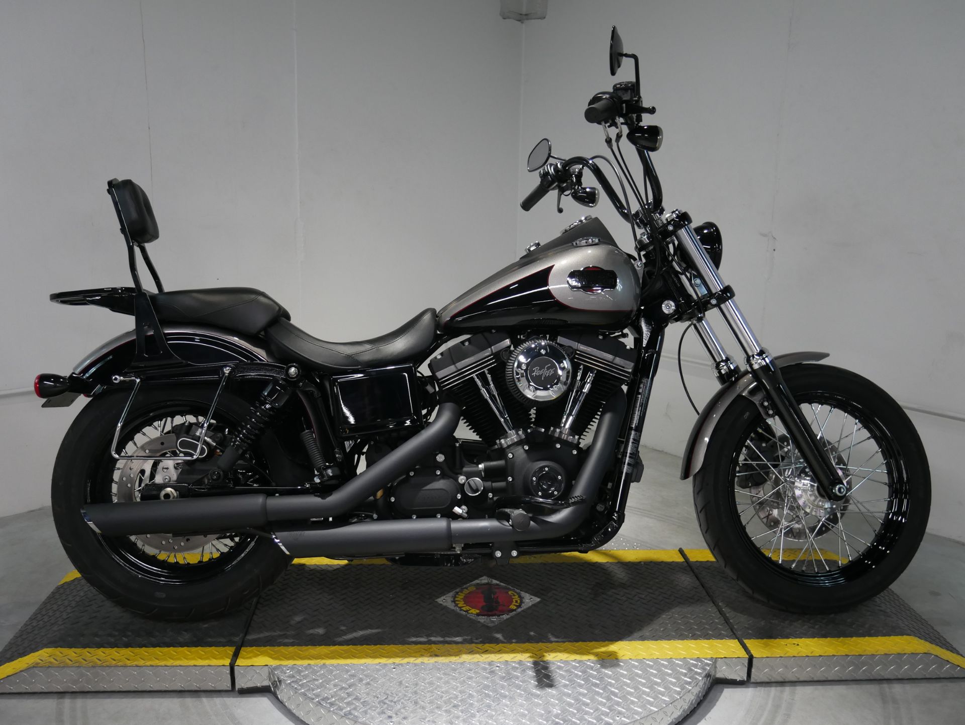 Used 2016 Harley Davidson Street Bob Billet Silver Vivid Black Motorcycles In Dubuque Ia 309615