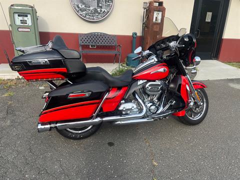 2016 Harley-Davidson CVO™ Limited in Westfield, Massachusetts - Photo 2