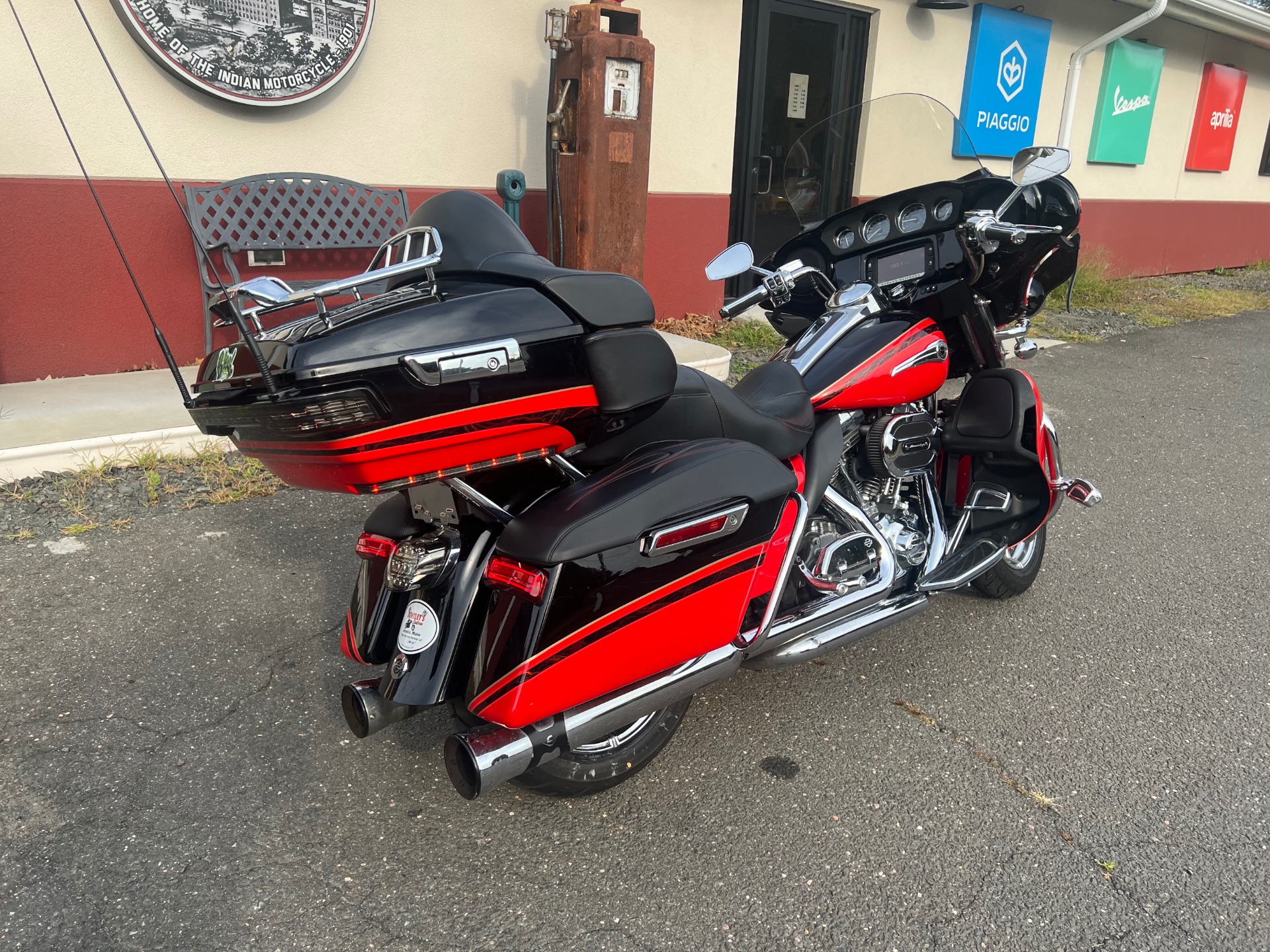 2016 Harley-Davidson CVO™ Limited in Westfield, Massachusetts - Photo 3