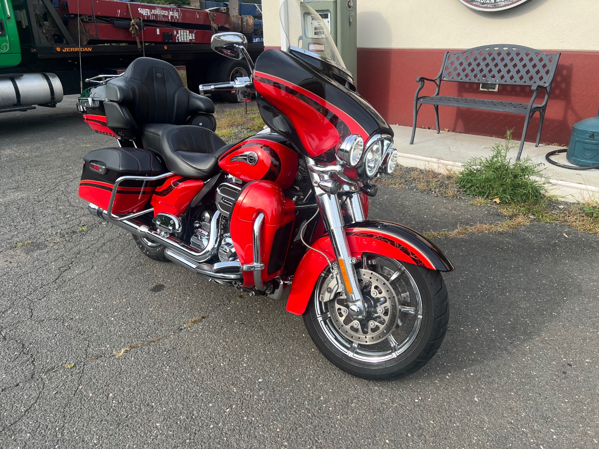 2016 Harley-Davidson CVO™ Limited in Westfield, Massachusetts - Photo 6