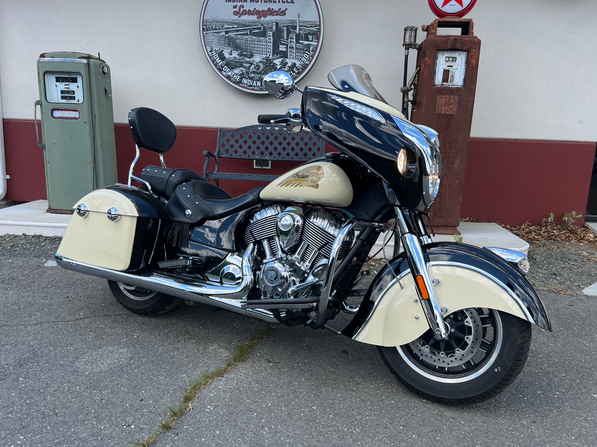 2019 Indian Motorcycle Chieftain® Classic ABS in Westfield, Massachusetts - Photo 1