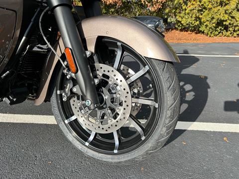 2022 Indian Motorcycle Roadmaster® Dark Horse® in Westfield, Massachusetts - Photo 5