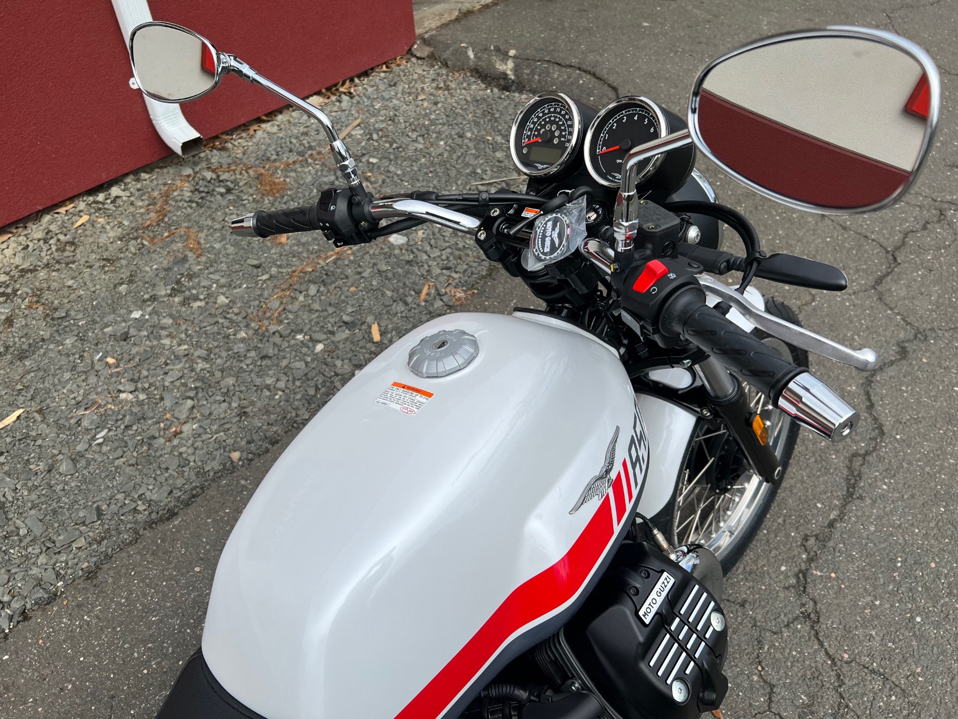 2023 Moto Guzzi V7 Special in Westfield, Massachusetts - Photo 8