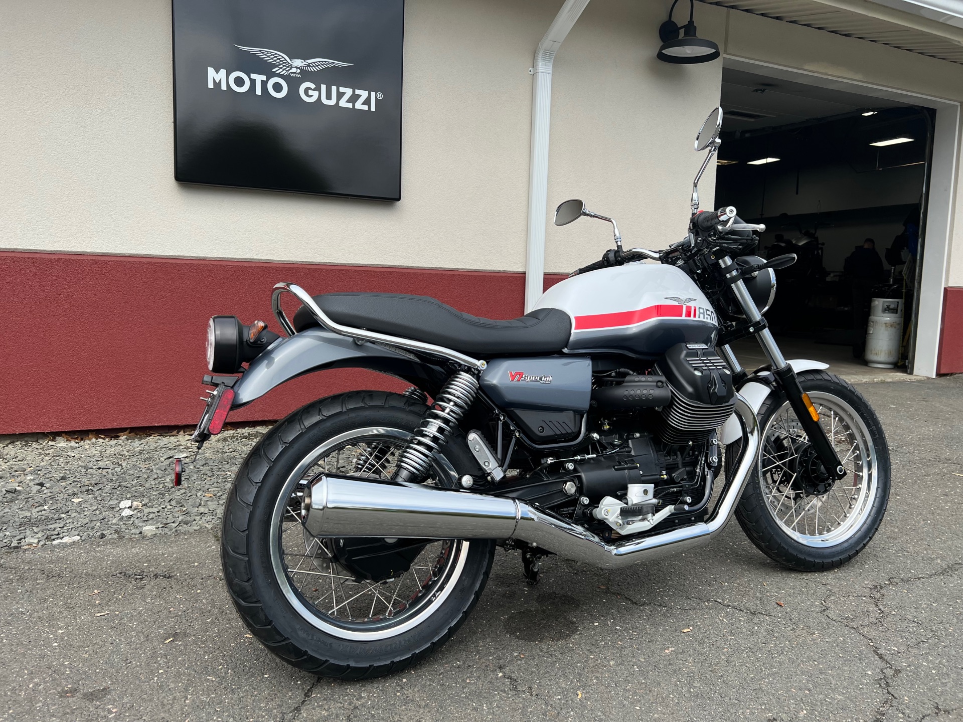2023 Moto Guzzi V7 Special in Westfield, Massachusetts - Photo 9