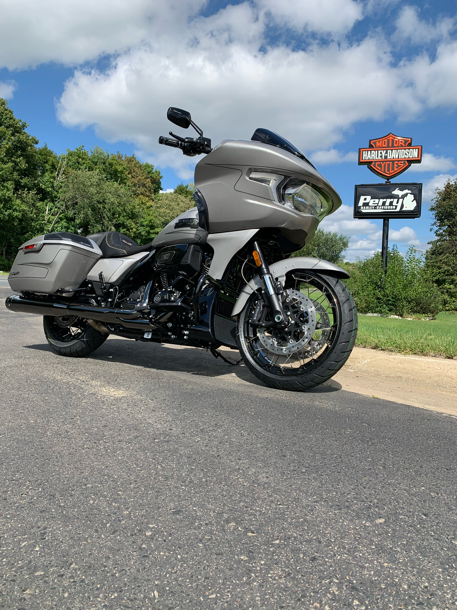 2023 Harley-Davidson CVO™ Road Glide® in Portage, Michigan - Photo 4