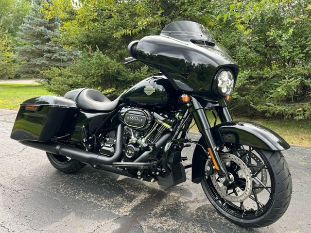 2022 Harley-Davidson Street Glide® Special in Portage, Michigan - Photo 2