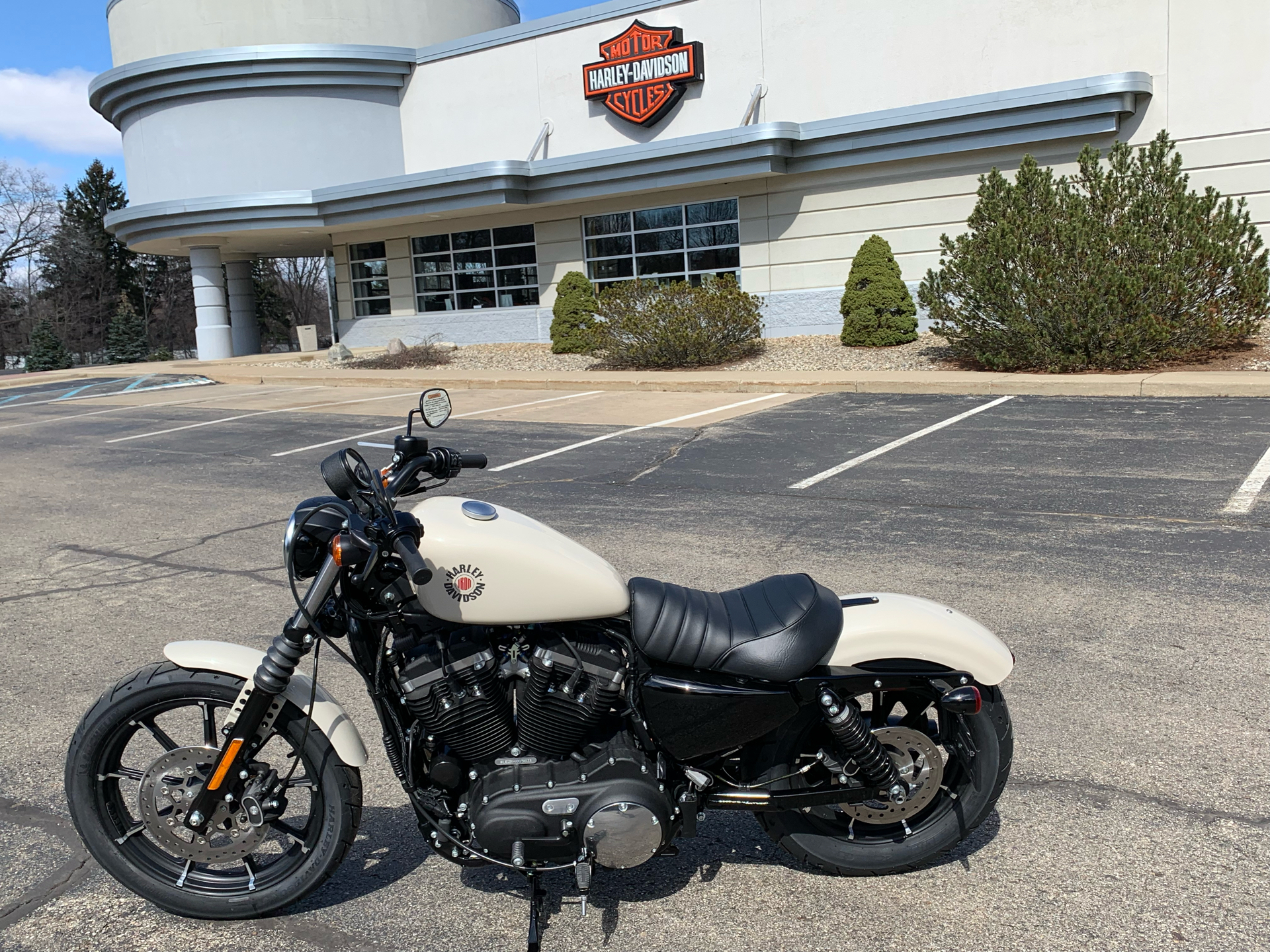 2022 Harley-Davidson Iron 883™ in Portage, Michigan - Photo 16