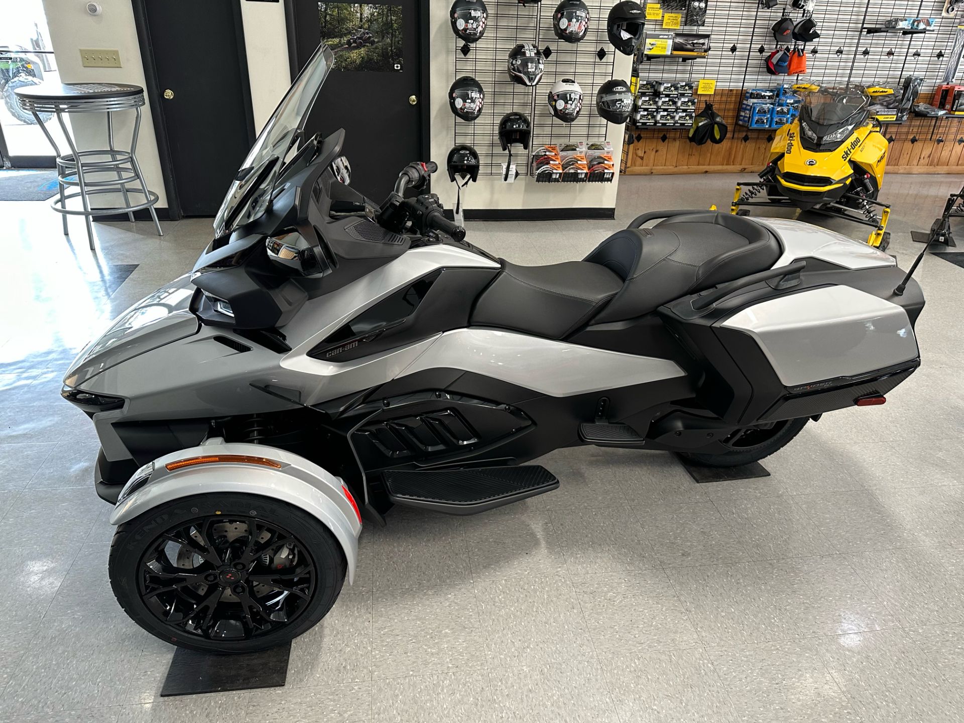 2023 Can-Am Spyder RT in Hudson Falls, New York - Photo 2