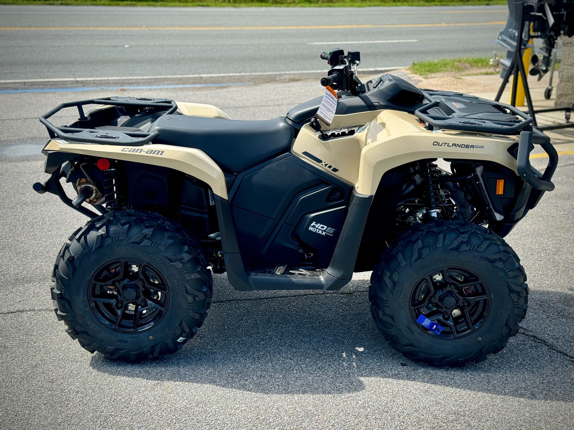 2024 Can-Am Outlander PRO XU HD5 in Panama City, Florida - Photo 15