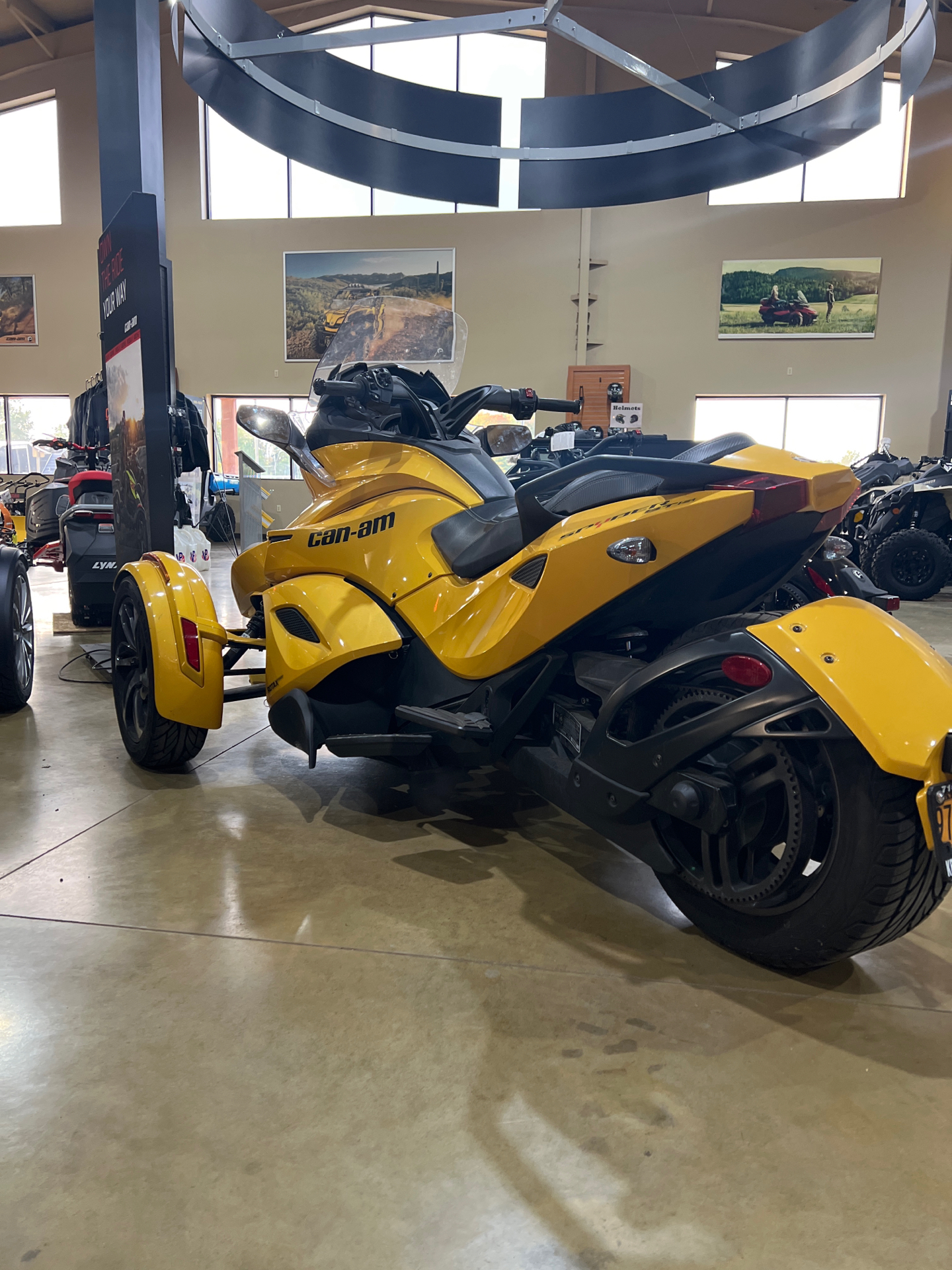 2014 Can-Am Spyder® ST-S SE5 in Elma, New York - Photo 3