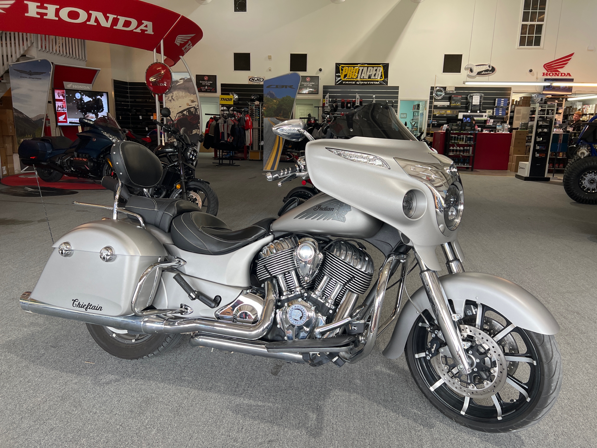 2017 Indian Motorcycle Chieftain® Limited in Crossville, Tennessee - Photo 1