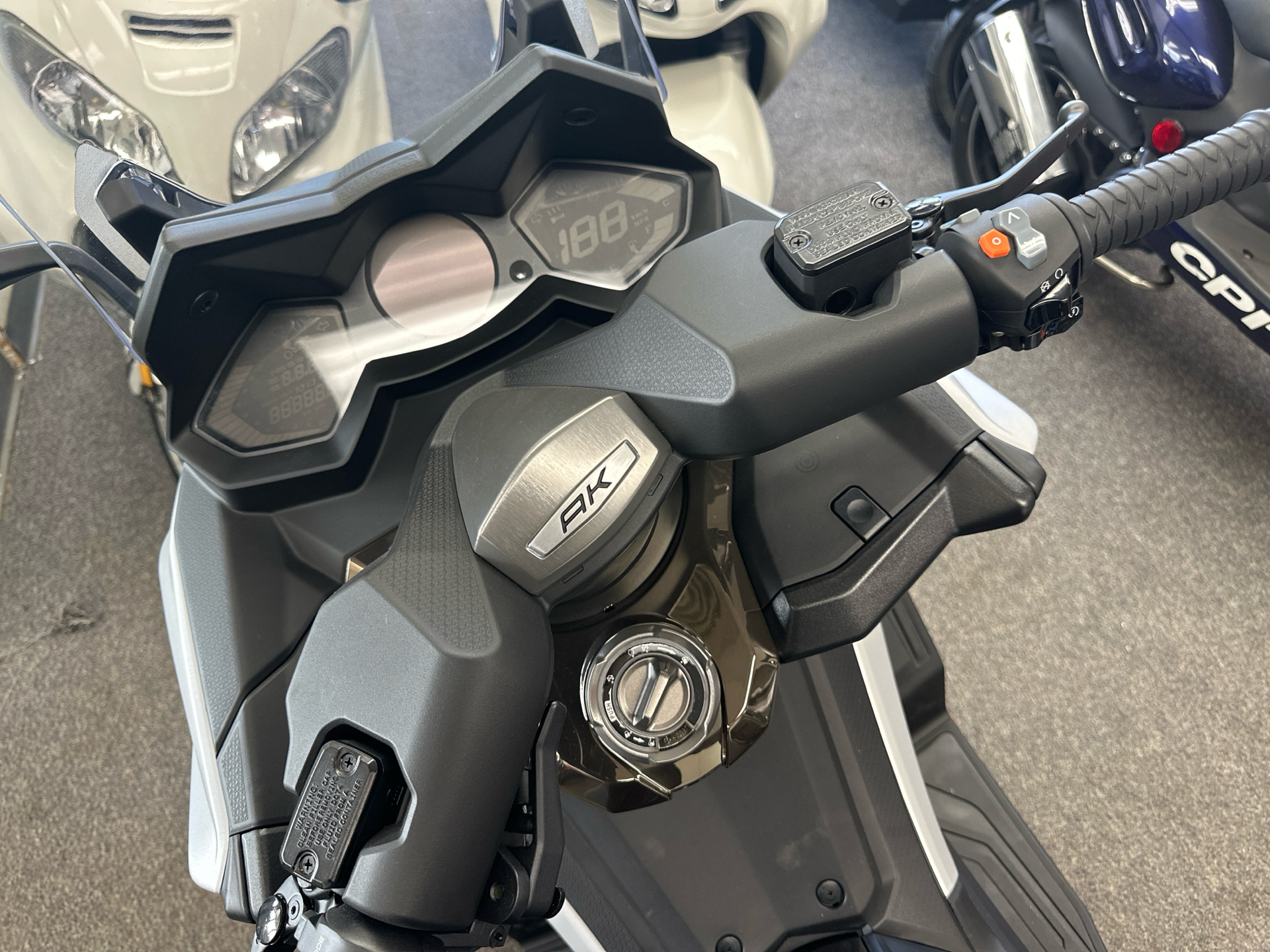 2023 Kymco AK 550i ABS in Oakdale, New York - Photo 6