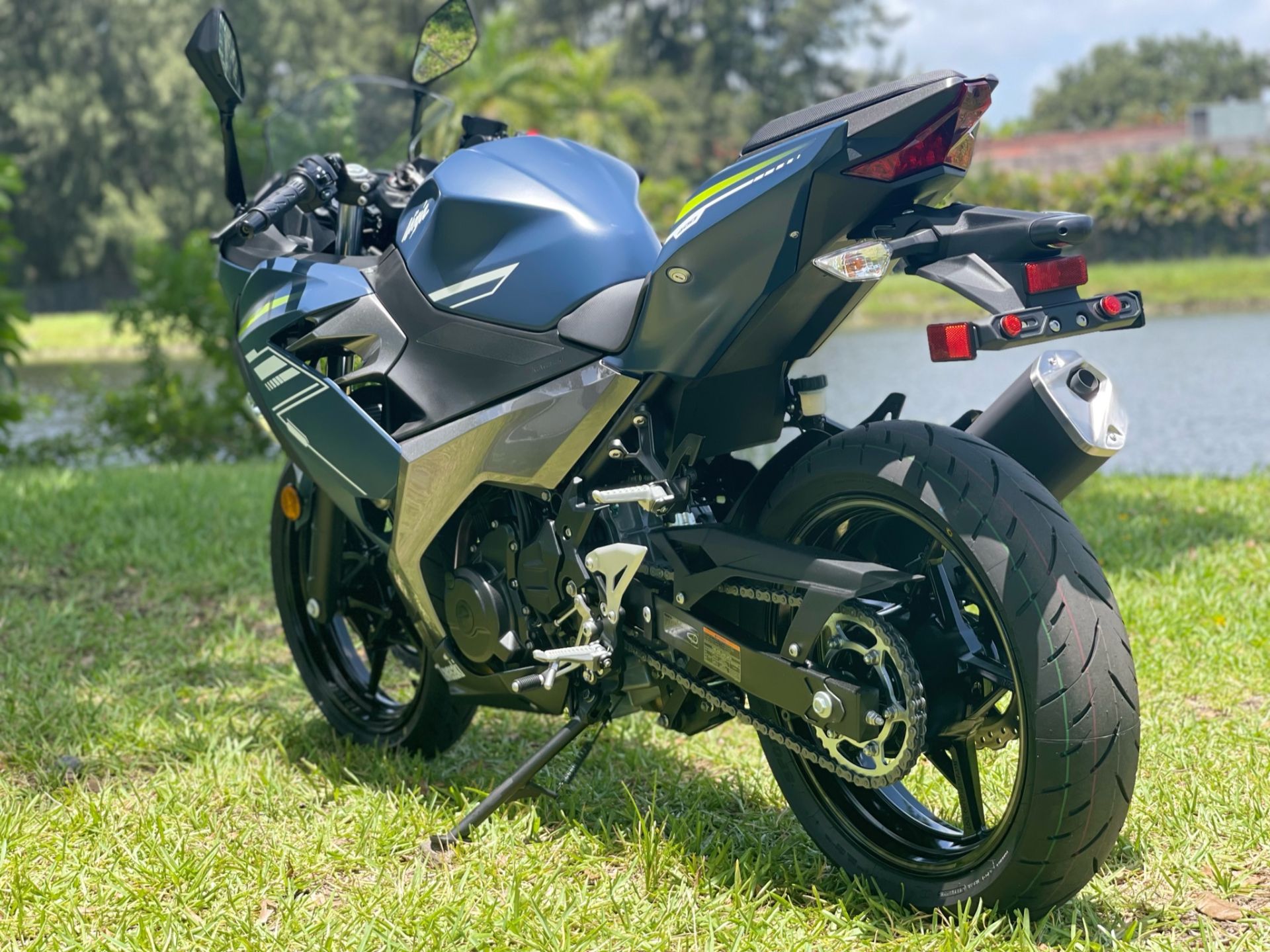2022 Kawasaki Ninja 400 in North Miami Beach, Florida - Photo 20