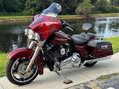 2010 Harley-Davidson Street Glide® in North Miami Beach, Florida - Photo 12