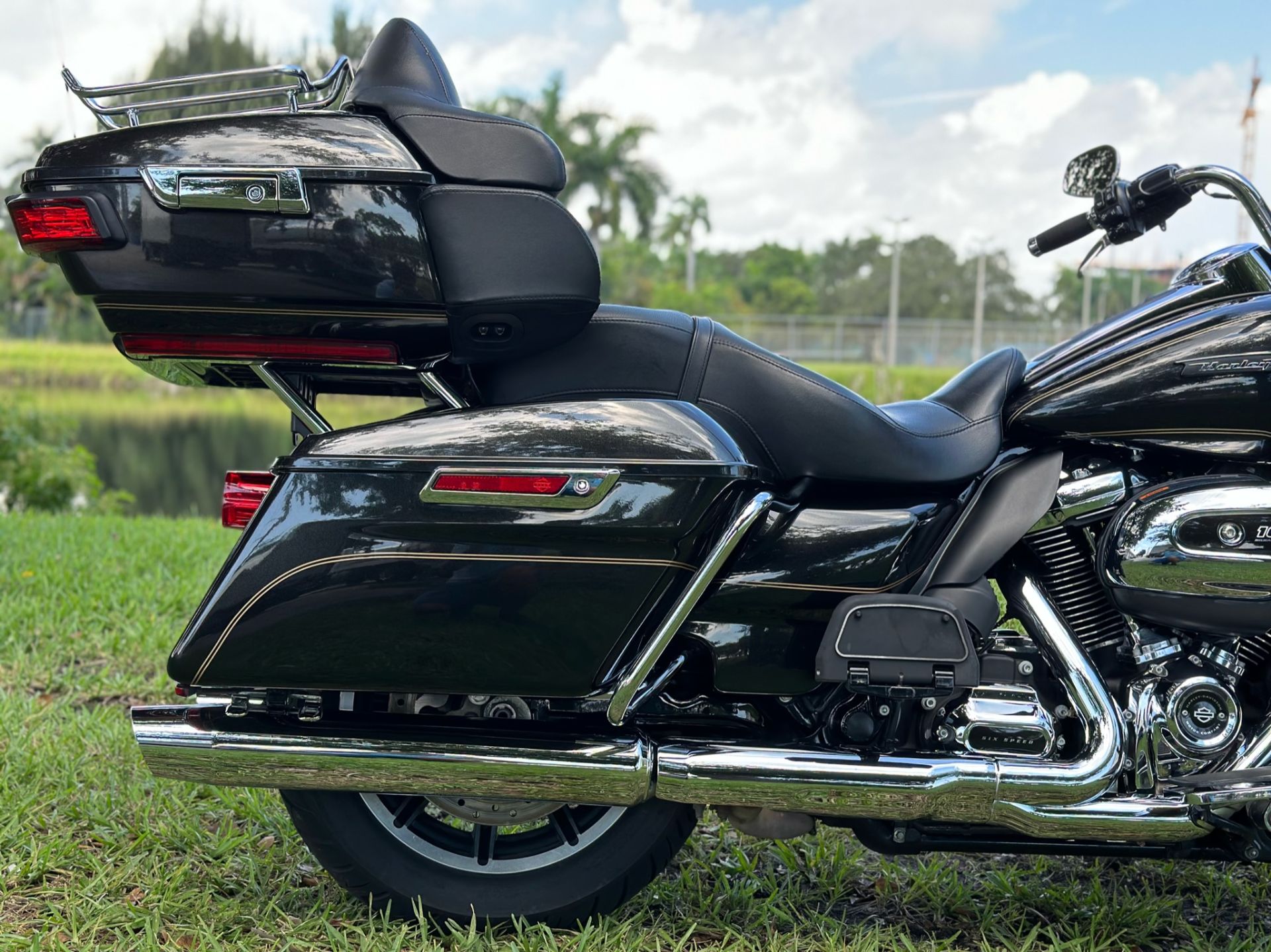 2017 Harley-Davidson FLTRU ROAD GLIDE ULTRA in North Miami Beach, Florida - Photo 5