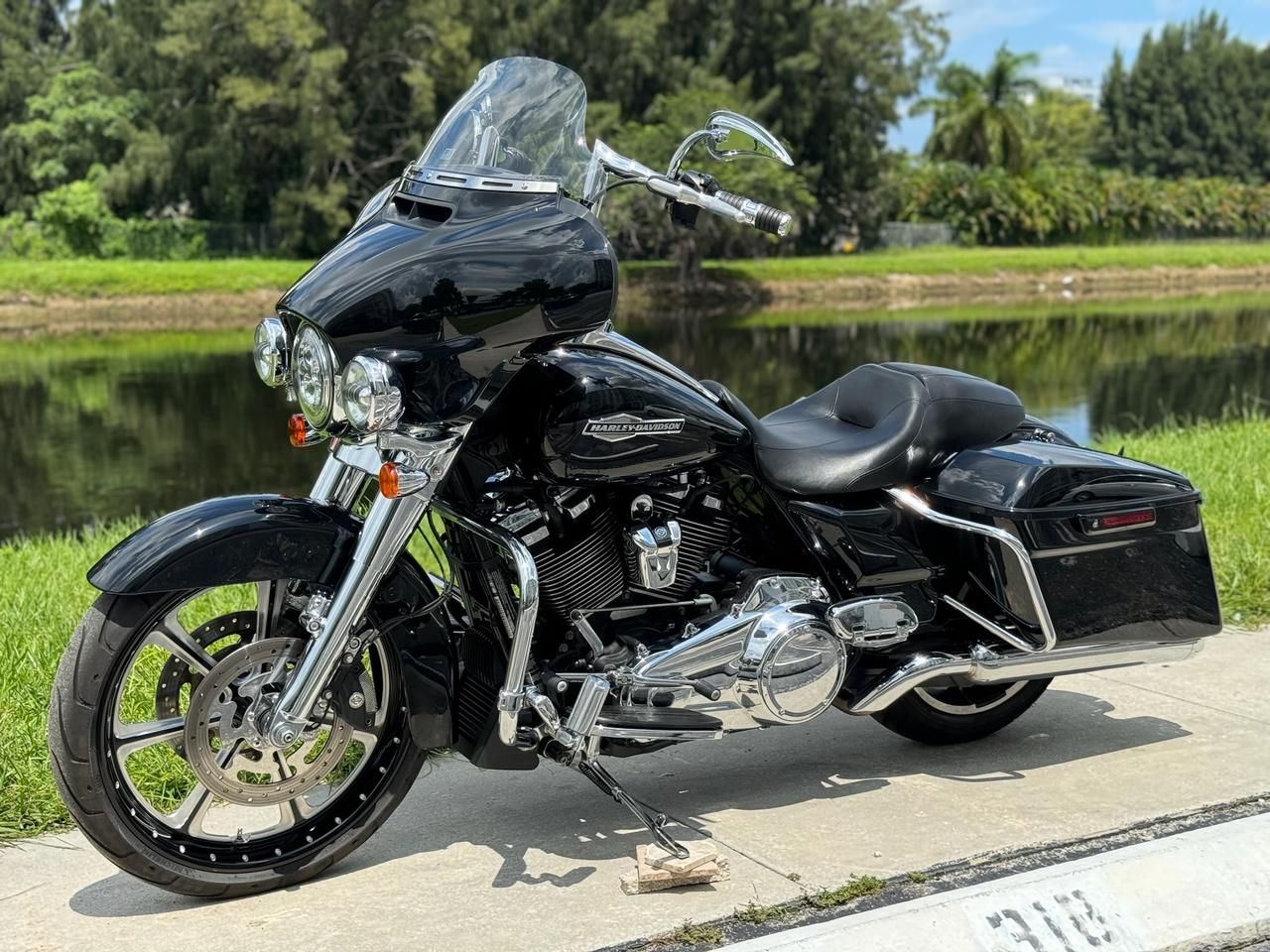 2021 Harley-Davidson Street Glide® in North Miami Beach, Florida - Photo 12