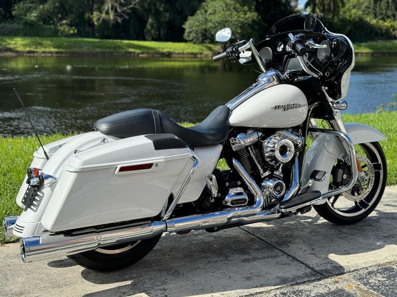 2017 Harley-Davidson Street Glide® Special in North Miami Beach, Florida - Photo 4