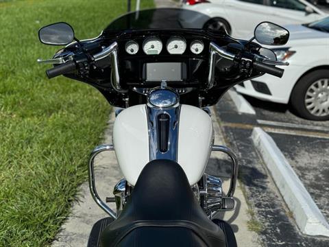 2017 Harley-Davidson Street Glide® Special in North Miami Beach, Florida - Photo 11