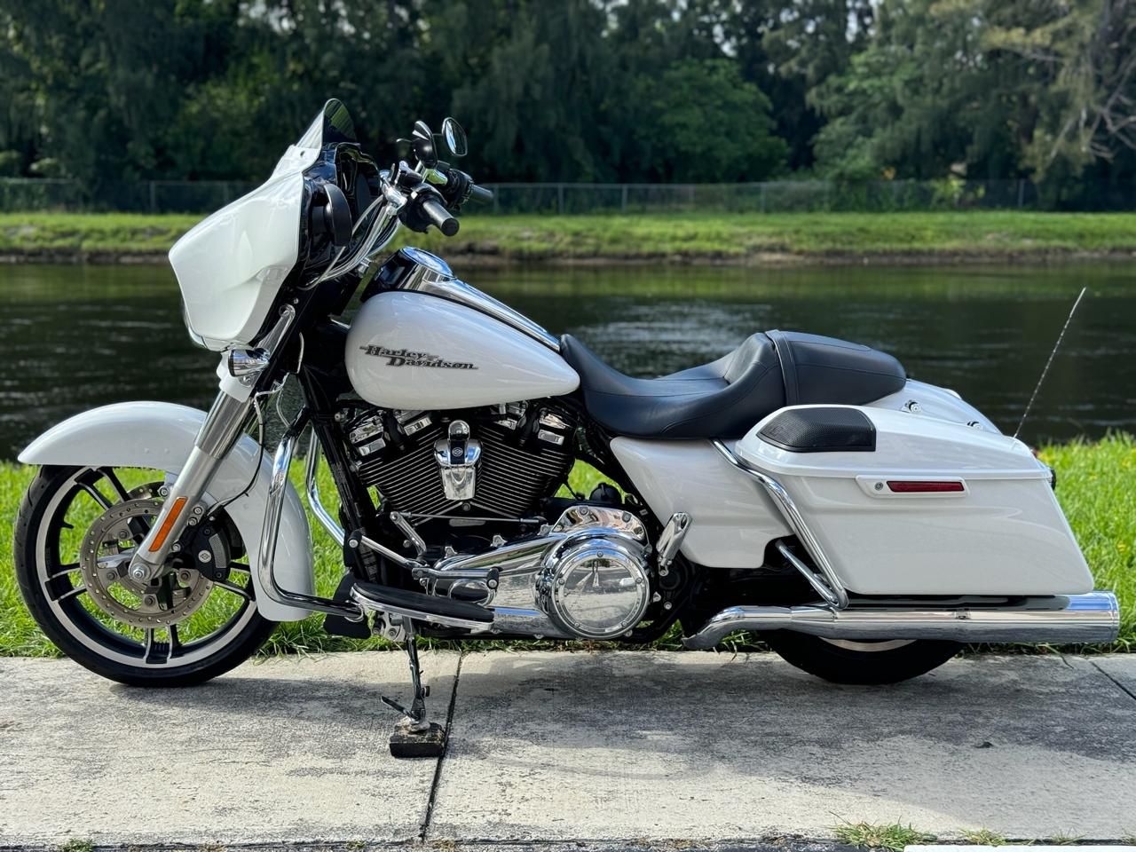 2017 Harley-Davidson Street Glide® Special in North Miami Beach, Florida - Photo 15