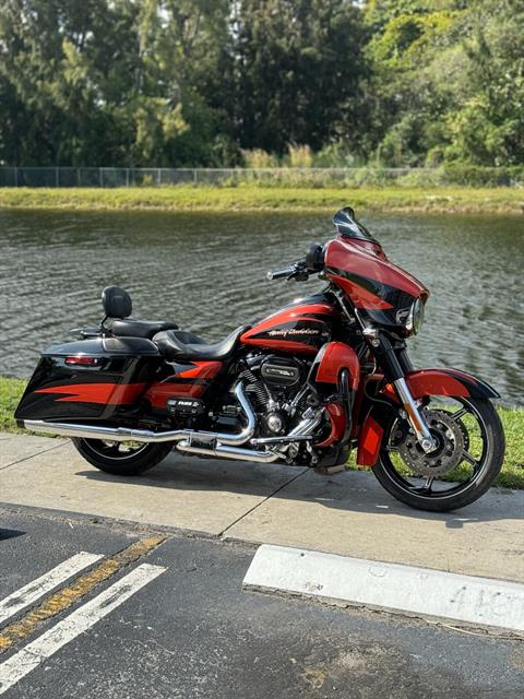 2017 Harley-Davidson CVO™ Street Glide® in North Miami Beach, Florida - Photo 2