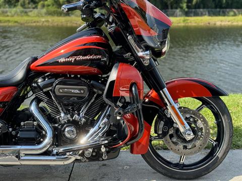 2017 Harley-Davidson CVO™ Street Glide® in North Miami Beach, Florida - Photo 6