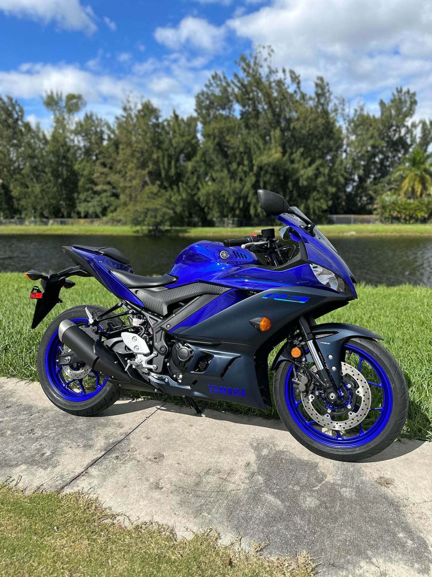 2023 Yamaha YZF-R3 ABS in North Miami Beach, Florida - Photo 2