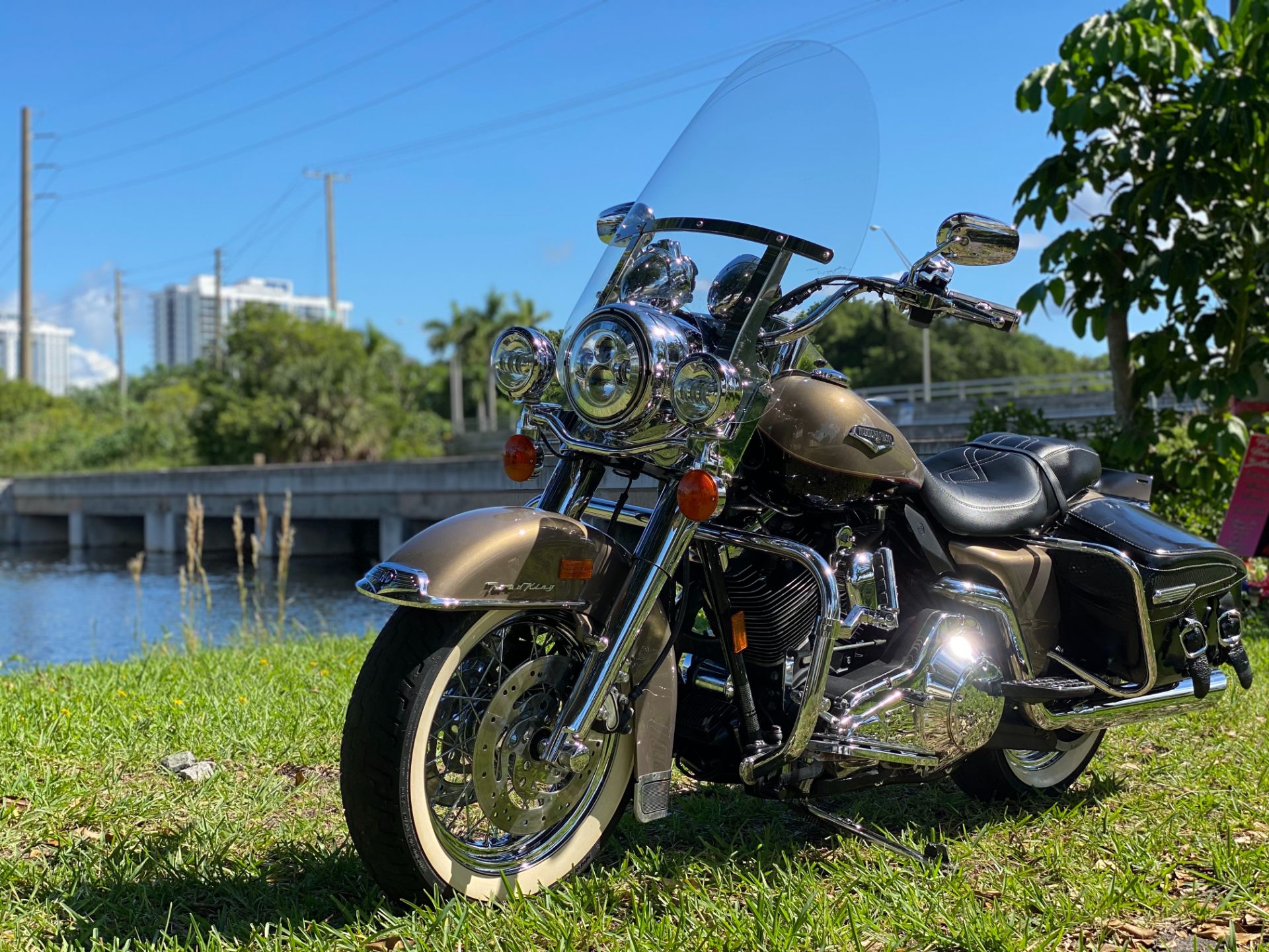 2005 Harley-Davidson FLHRCI Road King® Classic in North Miami Beach, Florida - Photo 18