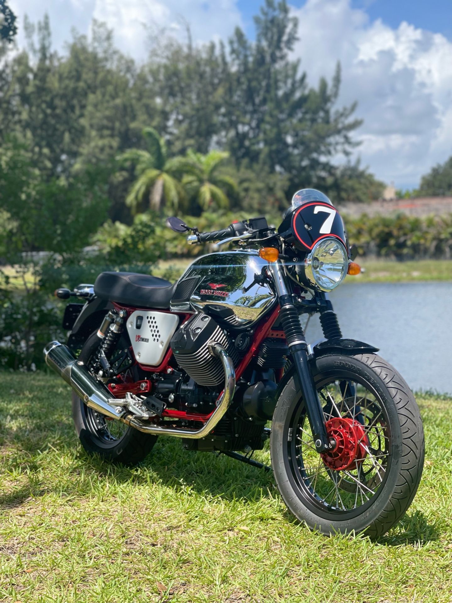2013 Moto Guzzi V7 Racer in North Miami Beach, Florida - Photo 2