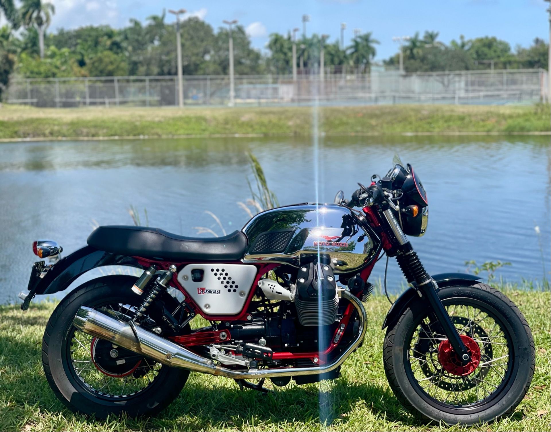 2013 Moto Guzzi V7 Racer in North Miami Beach, Florida - Photo 3