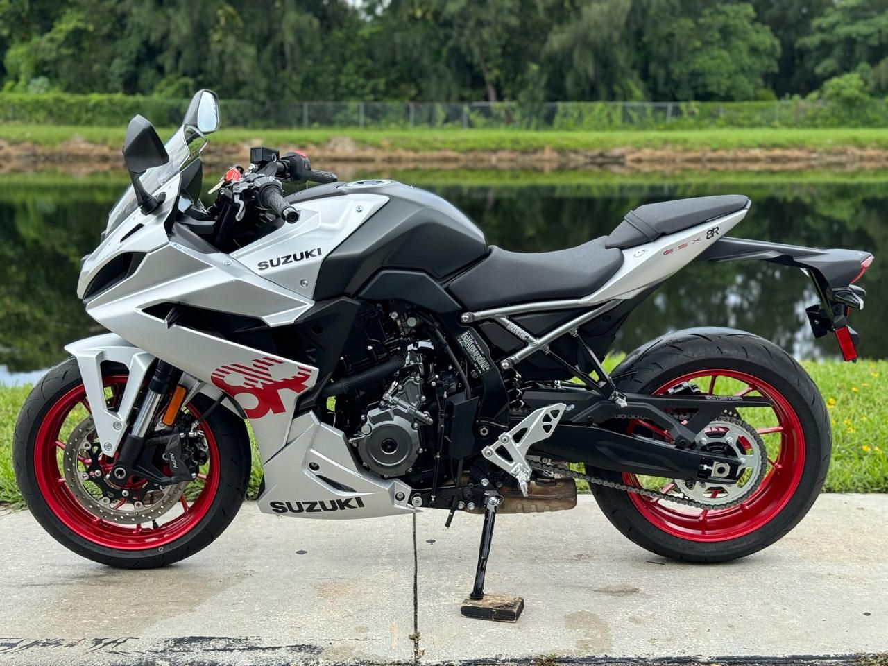 2024 Suzuki GSX-8R in North Miami Beach, Florida - Photo 13