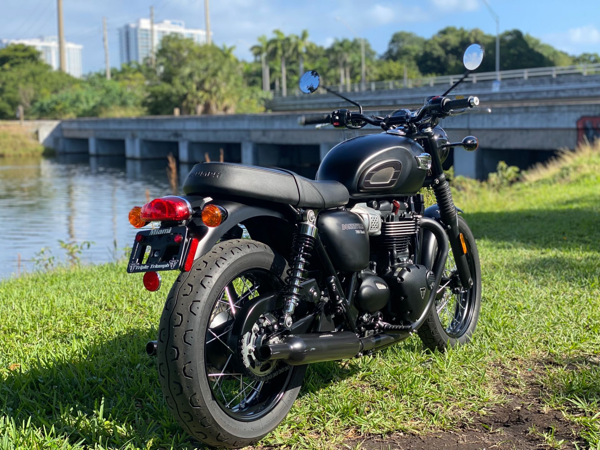 2017 Triumph Bonneville T100 Black in North Miami Beach, Florida - Photo 3