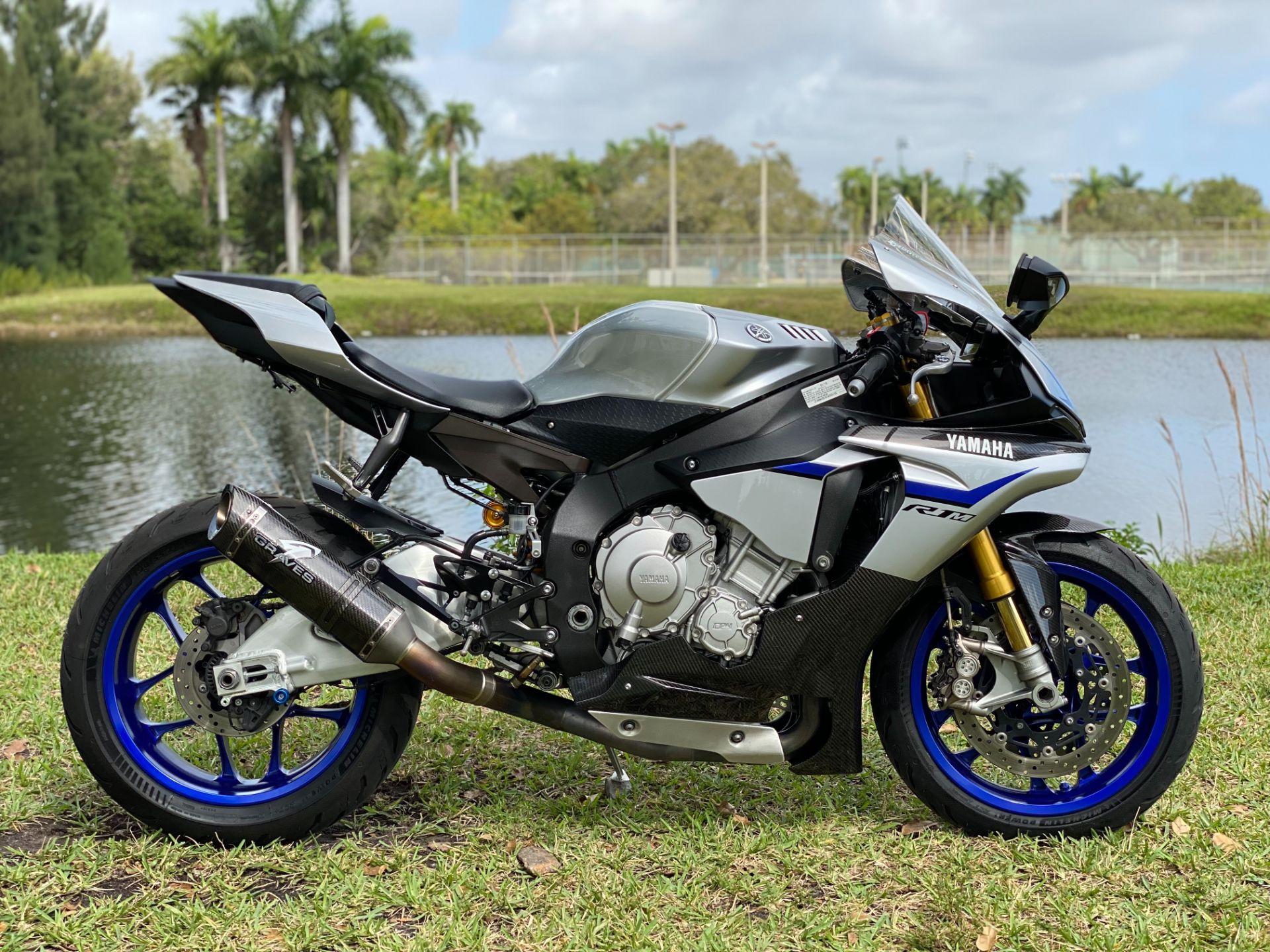 2015 Yamaha YZF-R1M in North Miami Beach, Florida - Photo 3