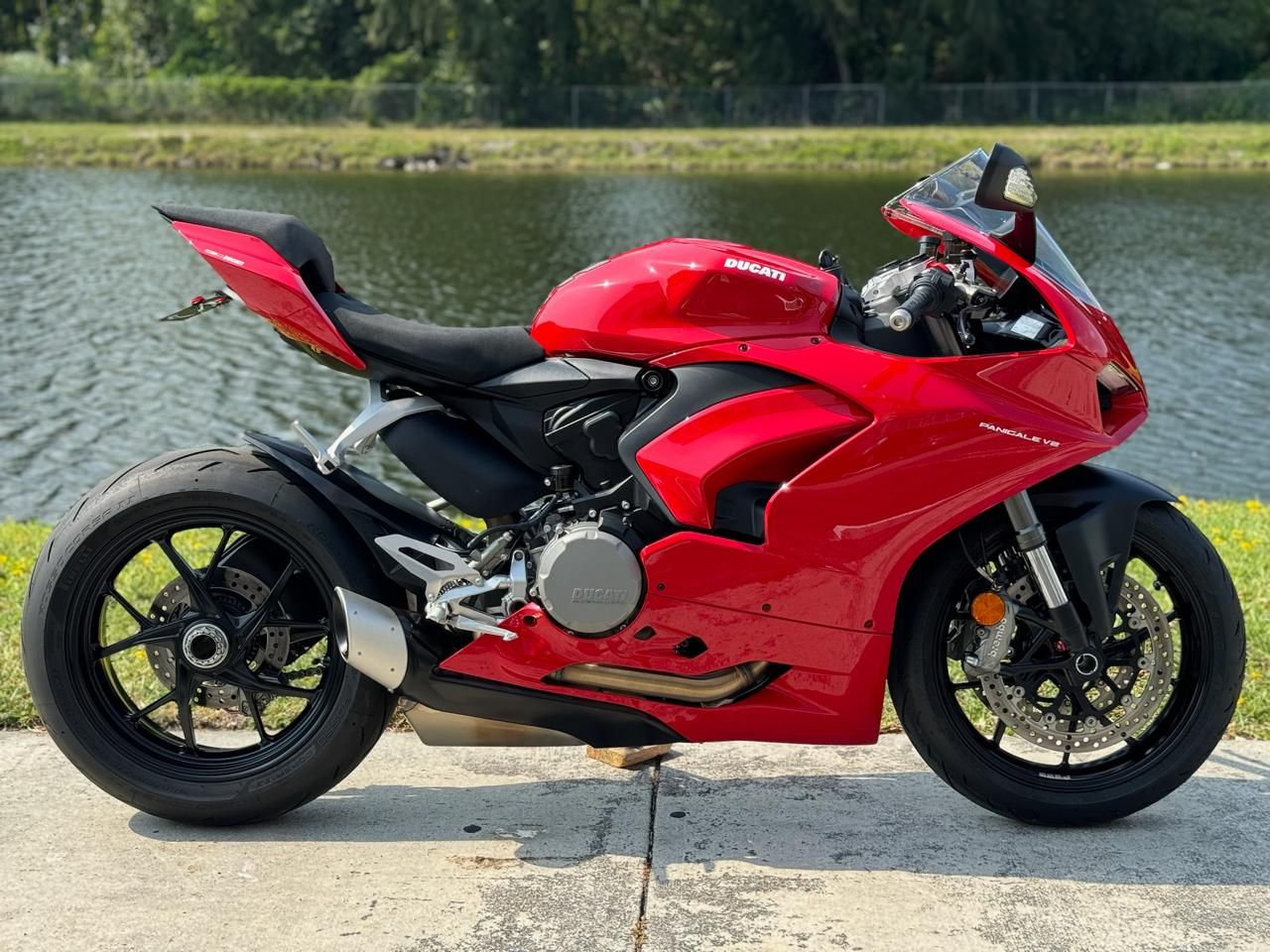 2022 Ducati Panigale V2 in North Miami Beach, Florida - Photo 3