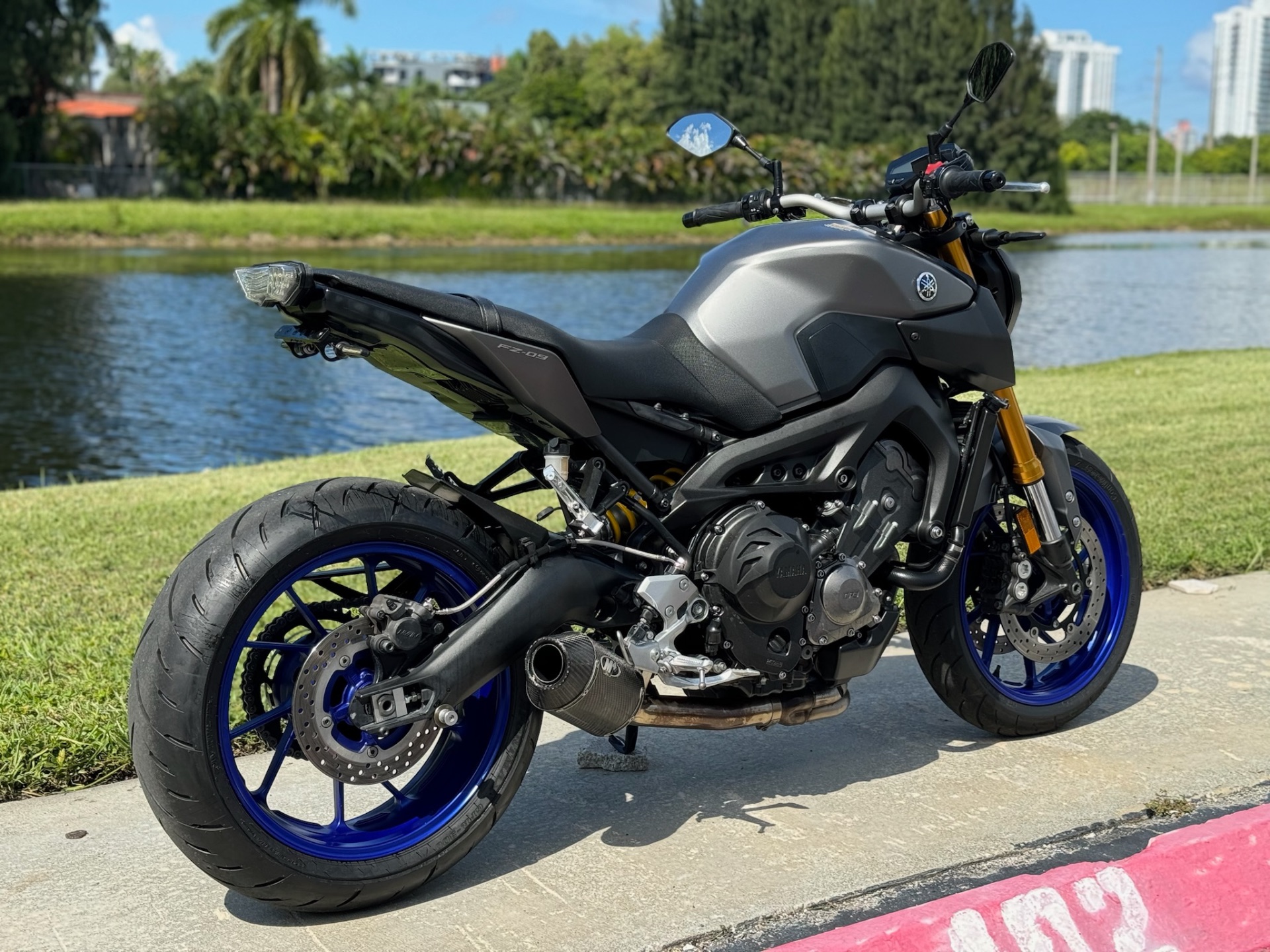 2015 Yamaha FZ-09 in North Miami Beach, Florida - Photo 4