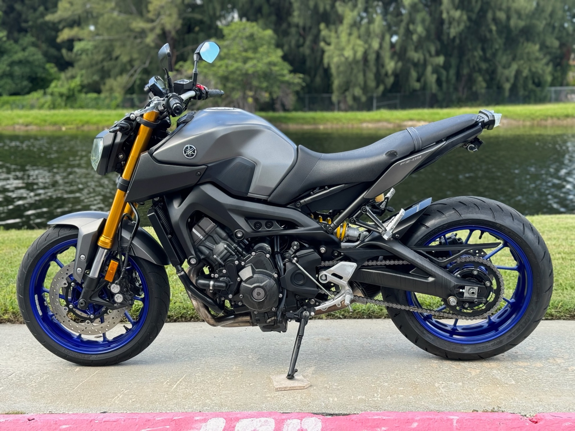 2015 Yamaha FZ-09 in North Miami Beach, Florida - Photo 12